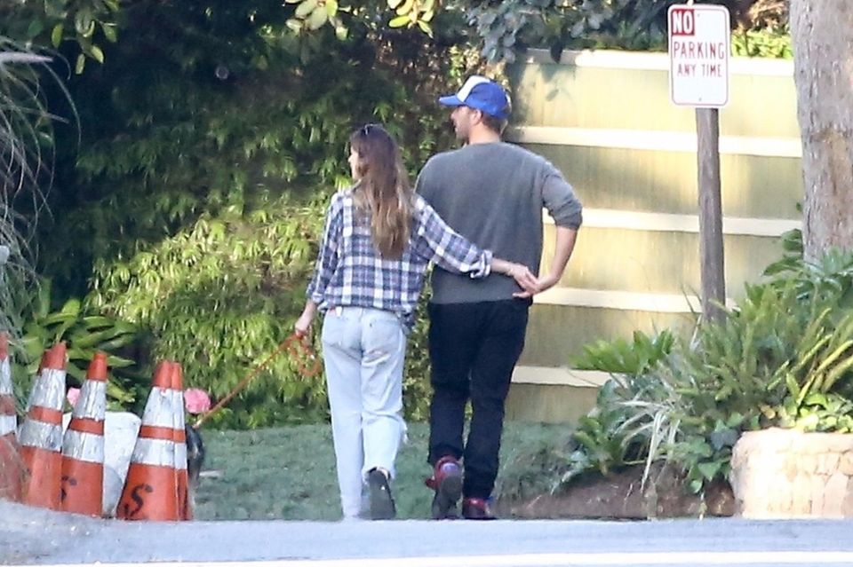 Chris Martin + Dakota Johnson: Dakota Johnson und Chris Martin schlendern händchenhaltend durch Malibu. Dakota Johnson und Chris Martin schlendern händchenhaltend durch Malibu.