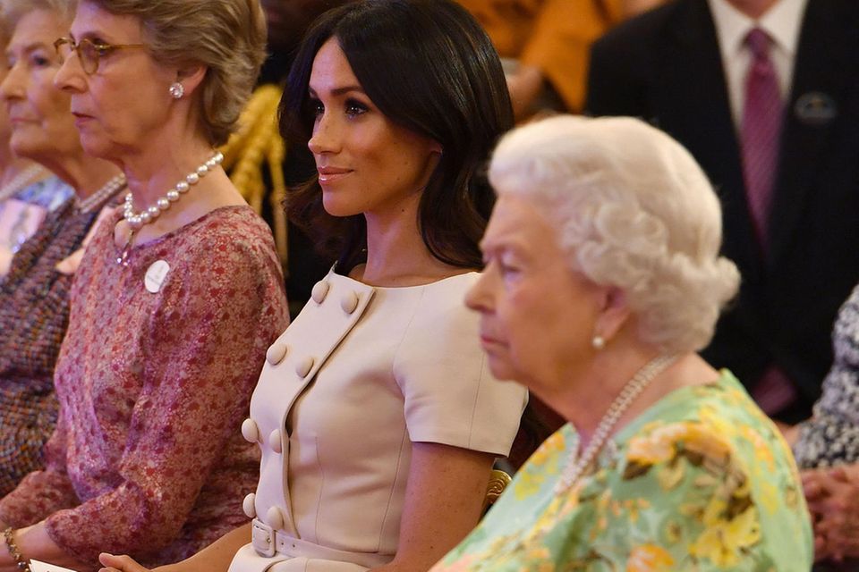 Herzogin Meghan : Herzogin Meghan macht es genauso wie die Queen: Sie sitzt kerzengerade, die Hände liegen gefaltet im Schoß. Herzogin Meghan macht es genauso wie die Queen: Sie sitzt kerzengerade, die Hände liegen gefaltet im Schoß.