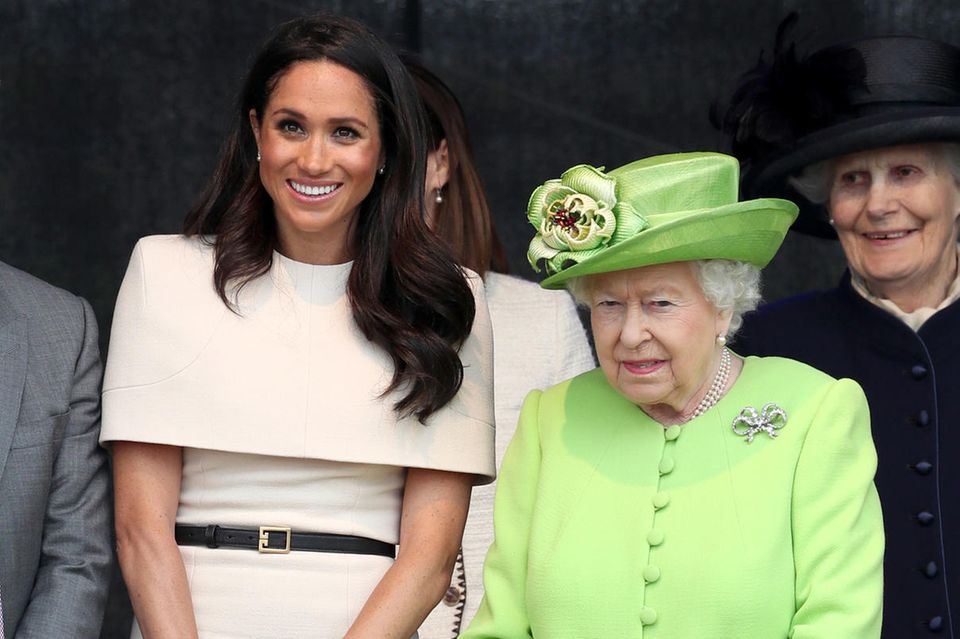 Herzogin Meghan : Herzogin Meghan scheint die Queen zu spiegeln. Herzogin Meghan scheint die Queen zu spiegeln.