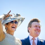 28. Juni 2018   Besonders Königin Máxima freut sich riesig über den freundlichen Empfang am Segelzentrum Medemblik.