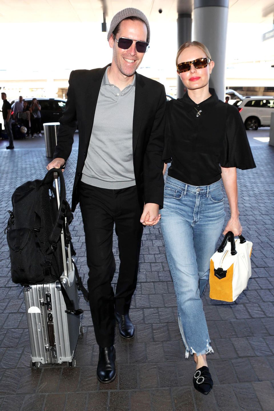 Im stylishen Casual-Look schlendern Michael Polish und Kate Bosworth Hand in Hand über den Flughafen in Los Angeles. Kate zeigt sich lässig in abgeschnittener Jeans, während Michael sein etwas schickeres Outfit mit einer Wollmütze auflockert. 