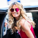 Hippie-Style: Heidi Klums rahmenlose Sonnenbrille passt farblich perfekt zum lässigen Sommer-Outfit.