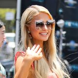 Bling, bling: Dieses extravagante und leicht kitschige Sonnenbrillen-Modell passt hervorragend zu Paris Hilton.