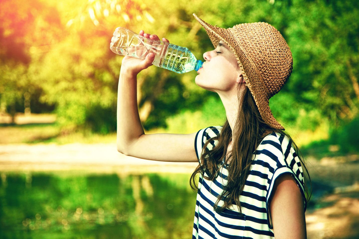 Eine Frau trinkt Wasser aus der Flasche (Symbolbild).
