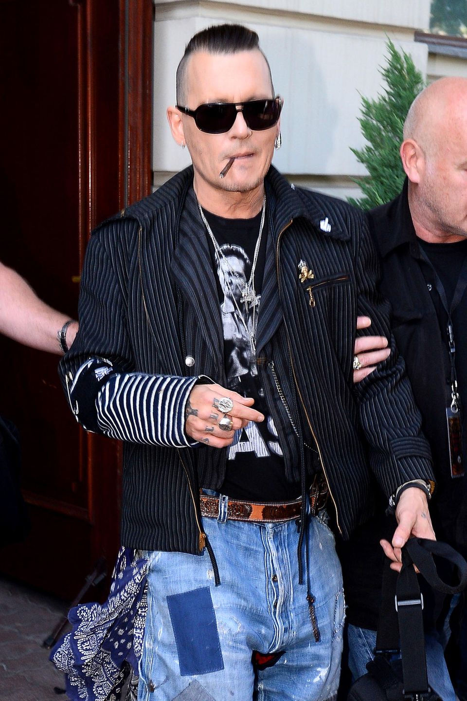 Aktuelle Bilder von dem einstigen Sexsymbol versetzen Johnny Depps Fans in Sorge und sein jetziger abgemagerter Gammel-Look sorgt für Spekulation über eine mögliche Krankheit. 