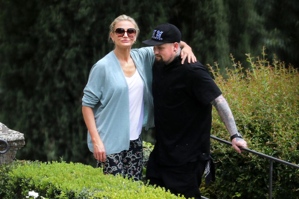 29. Juni 2018   Endlich ein Lebenszeichen von der Schauspielerin und ihrem Rocker: Cameron Diaz zeigt sich verliebt mit ihrem Mann Benji Madden beim gemeinsamen Urlaub in Florenz. Während ihres Spaziergangs im Park entsteht dieses innige Foto.