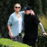 29. Juni 2018   Endlich ein Lebenszeichen von der Schauspielerin und ihrem Rocker: Cameron Diaz zeigt sich verliebt mit ihrem Mann Benji Madden beim gemeinsamen Urlaub in Florenz. Während ihres Spaziergangs im Park entsteht dieses innige Foto.