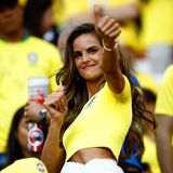 Daumen hoch für diesen Look! Das brasilianische Topmodel Izabel Goulart feuert ihre Mannschaft im Gruppenspiel gegen Serbien im Moskauer Spartak-Stadion nicht nur im knappen, gelben CBF-Trikot an, sondern auch mit einem ganz besonderen Luxus-Outfit.