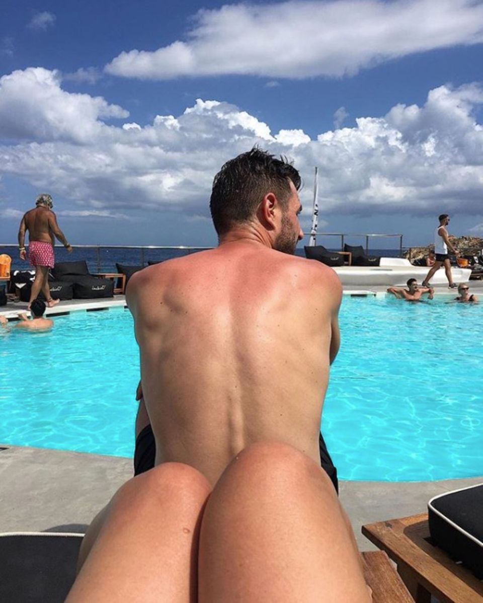Huch, sonnt Jochen Schropp da gerade seinen blanken Hintern? Leider nein, im Vordergrund sind bloß die Beine des Fotografen zu sehen. Huch, sonnt Jochen Schropp da gerade seinen blanken Hintern? Leider nein, im Vordergrund sind bloß die Beine des Fotografen zu sehen.