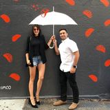 "Es regnet Tacos", postet Nina Dobrev scherzend. Erst bei genauerem Hinsehen wird klar, dass der Schirm und die Tacos auf die Wand im Hintergrund gemalt sind.