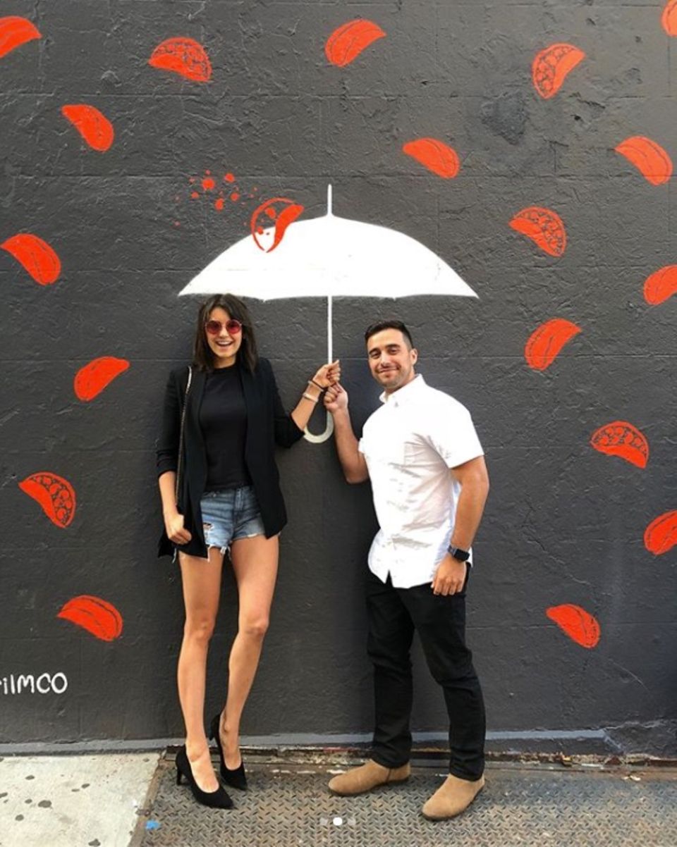 "Es regnet Tacos", postet Nina Dobrev scherzend. Erst bei genauerem Hinsehen wird klar, dass der Schirm und die Tacos auf die Wand im Hintergrund gemalt sind.