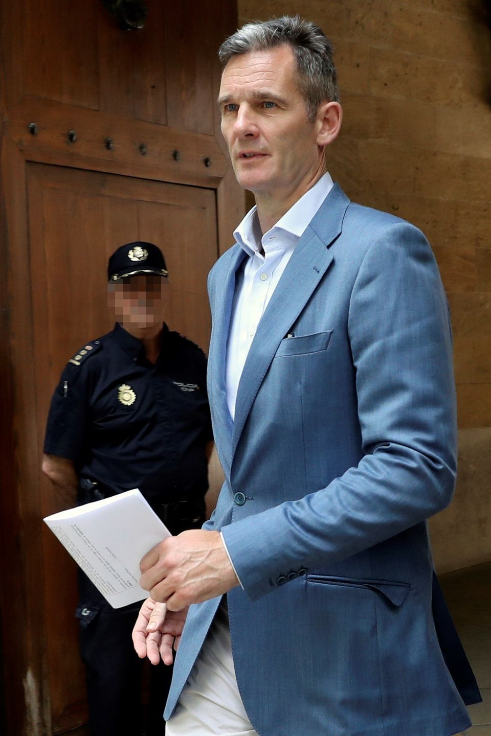Prinzessin Cristina: Iñaki Urdangarín holte seinen Haftbefehl nach der Verurteilung am Landgericht in Palma de Mallorca selbst ab. Der Familienvater muss für knapp sechs Jahre ins Gefängnis. Iñaki Urdangarín holte seinen Haftbefehl nach der Verurteilung am Landgericht in Palma de Mallorca selbst ab. Der Familienvater muss für knapp sechs Jahre ins Gefängnis.