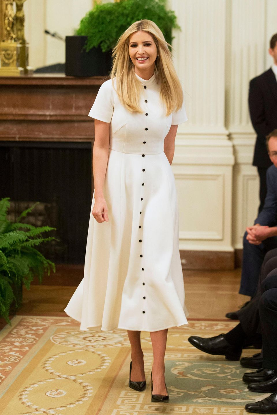 Bei einer Feier im Weißen Haus zeigt sich Ivanka Trump in diesem weißen Knopf-Dress von Emilia Wickstead, die auch eine der Lieblingsdesignerinnen von Herzogin Catherine und Co. ist. Diesen Luxus-Look präsentiert die First Daughter aber nicht als Erste.