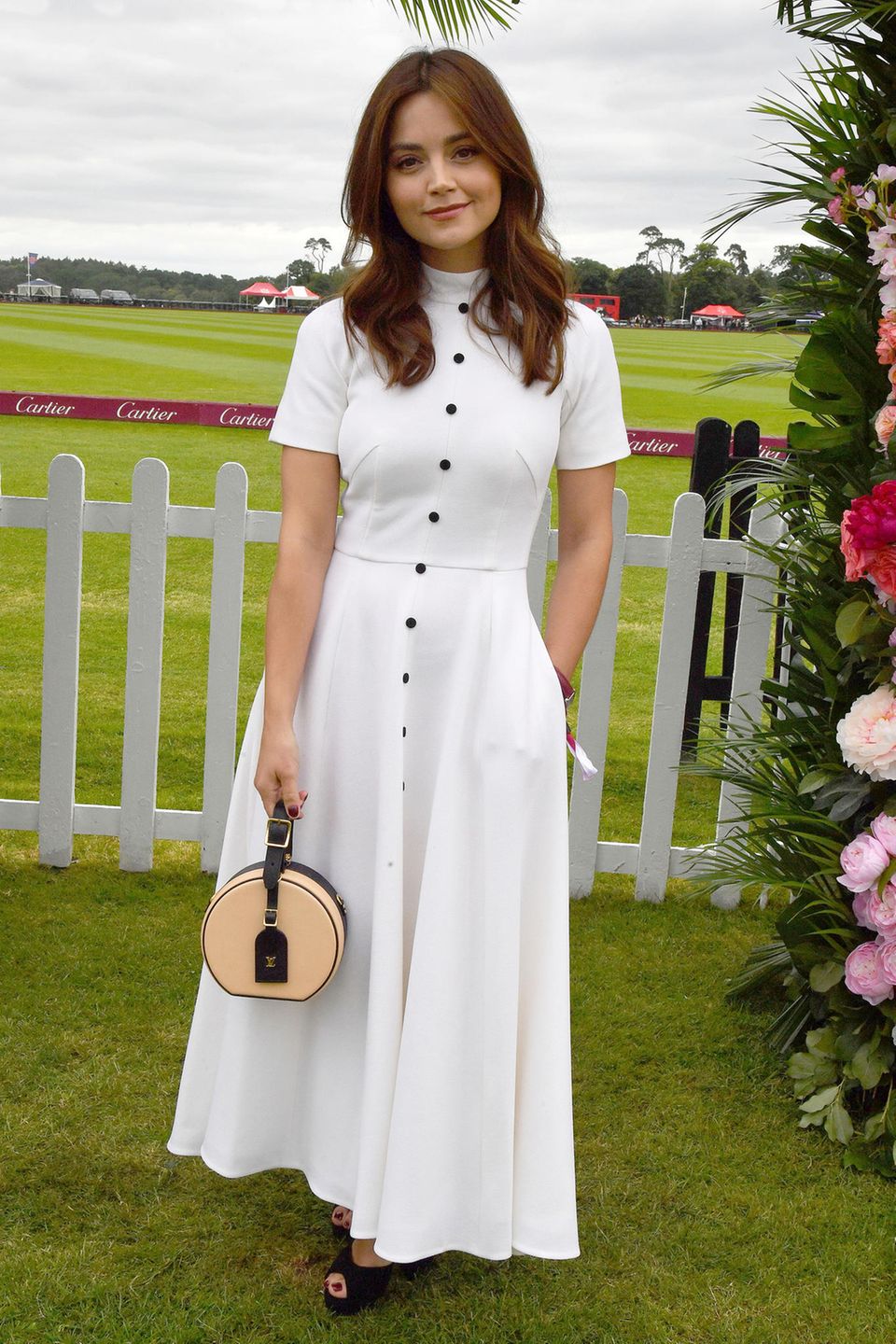 "Victoria"-Star Jenna Coleman glänzte mit diesem eleganten Sommerkleid nämlich schon zwei Wochen zuvor bei einem Polo-Turnier in Windsor. "Victoria"-Star Jenna Coleman glänzte mit diesem eleganten Sommerkleid nämlich schon zwei Wochen zuvor bei einem Polo-Turnier in Windsor.