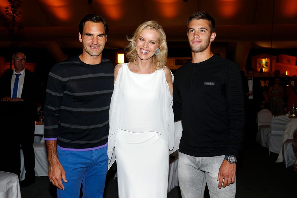 Am Samstagabend der Gerry Weber Open fand die Gerry Weber Open Fashion Night statt. Supermodel Eva Herzigova genoss den Abend in vollen Zügen und war häufig auf der Tanzfläche zu sehen. Hier posiert sie mit den Finalisten des Turniers: Roger Federer und Borna Coric.