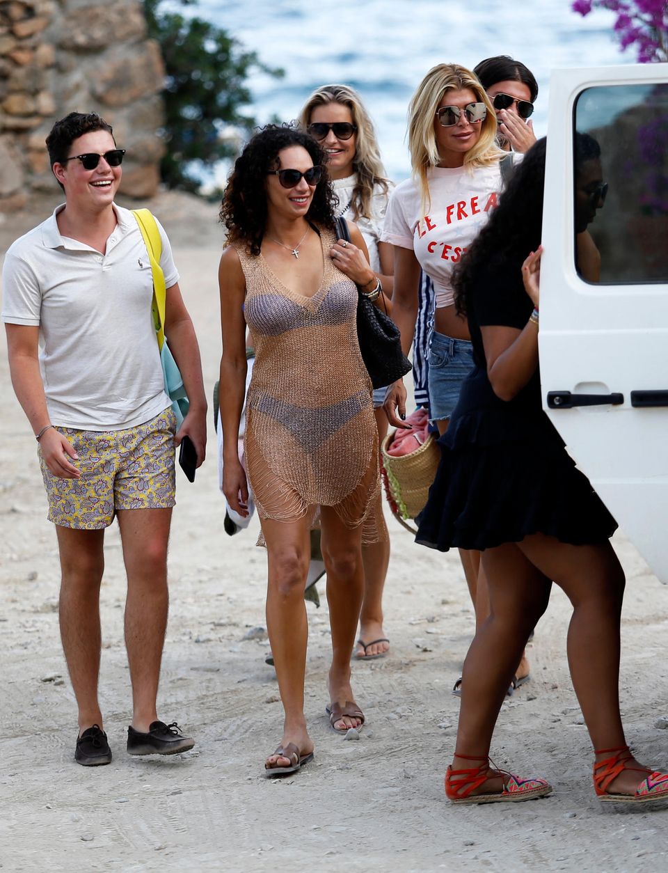 Ein neuer Tag auf Ibiza, ein neues OutfIt: Lilly Becker zeigt sich freizügig in einem Hauch von Nichts. Das durchsichtige Netzkleid zeigt mehr als es versteckt. Diesen Body braucht Lilly aber auch ganz und gar nicht verstecken. Zu ihrem Strandlook kombiniert sie luxuriöse Accessoires. Ein neuer Tag auf Ibiza, ein neues OutfIt: Lilly Becker zeigt sich freizügig in einem Hauch von Nichts. Das durchsichtige Netzkleid zeigt mehr als es versteckt. Diesen Body braucht Lilly aber auch ganz und gar nicht verstecken. Zu ihrem Strandlook kombiniert sie luxuriöse Accessoires.