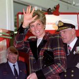 Ein eleganter Mantel im schottischen Karo-Look gehörte auch in den Kleiderschrank von Lady Diana.
