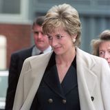Lady Diana trug während einer Reise nach Japan mit grauem, zweireihigem Mantel und darunter schwarzem Outfit einen ganz ähnlichen Look.