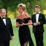 20. November 1994  Wow! Lady Diana trug ihr legendäres sexy "Revenge Dress" der Designerin Christina Stambolian an dem Abend, als Prinz Charles im Fernsehen zugab, dass er sie betrogen hatte. Eine bessere Genugtuung kann es wohl kaum geben.