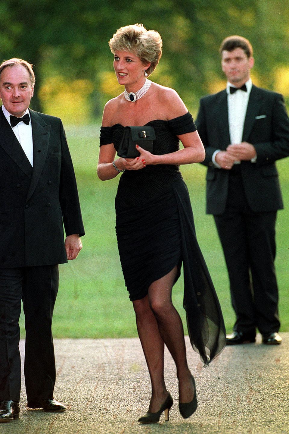 20. November 1994  Wow! Lady Diana trug ihr legendäres sexy "Revenge Dress" der Designerin Christina Stambolian an dem Abend, als Prinz Charles im Fernsehen zugab, dass er sie betrogen hatte. Eine bessere Genugtuung kann es wohl kaum geben.