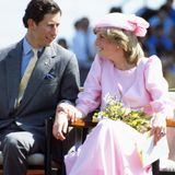 Im roséfarbenen Ensemble war Prinzessin Diana mit Prinz Charles an ihrer Seite Ende März 1983 auf Staatsbesuch in Australien zu bewundern. 