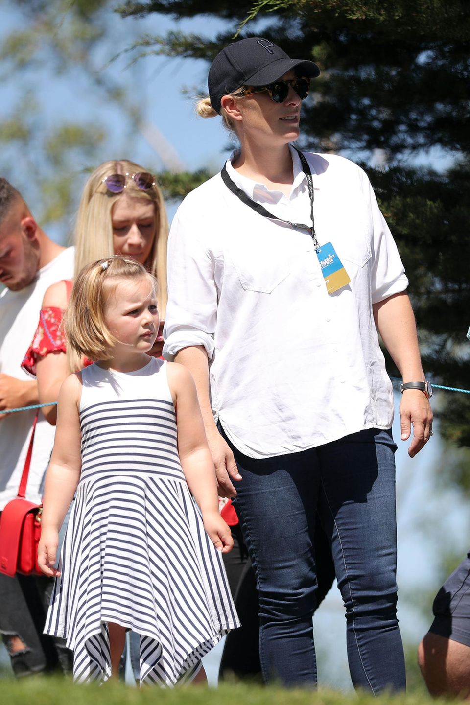 Zara Tindall und Töchterchen Mia Grace Tindall feuern Mike Tindall an. 