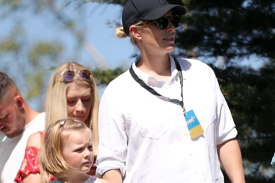 Zara Tindall: Zara Tindall und Töchterchen Mia Grace Tindall feuern Mike Tindall an. Zara Tindall und Töchterchen Mia Grace Tindall feuern Mike Tindall an.