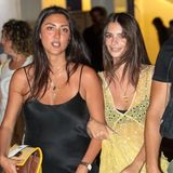 Model Emily Ratajkowski urlaubt momentan mit Freundinnen auf Mykonos. Über ihrem schwarzen Bikini trägt sie ein gelbes Kleid, das tiefe Einblicke gewährt... 