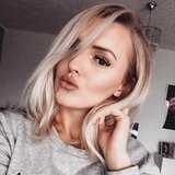Erika trägt ihre Haare heute deutlich kürzer und in einem kühleren Blondton. Ihre Lippen schminkt sie oft in einem dunklen Rosé-Ton. Mit Wimpern-Extensions sorgt sie für den atemberaubenden Augenaufschlag.