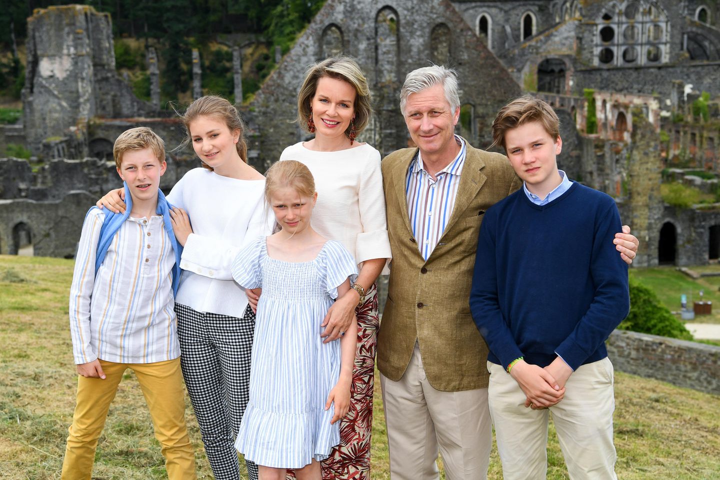 24. Juni 2018  In ihrem Sommerurlaub steht die belgische Königsfamilie traditionell für ein Familienfoto bereit. König Philippe und Königin Mathilde sind mit ihren Kindern Prinz Emmanuel, Prinzessin Eléonore, Prinzessin Elisabeth und Prinz Gabriel nach Wallonien gereist. 