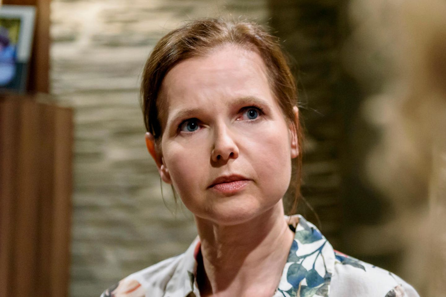 Melli Konopka, dargestellt von Schauspielerin Bojana Golenac, verabschiedet sich vom Fürstenhof