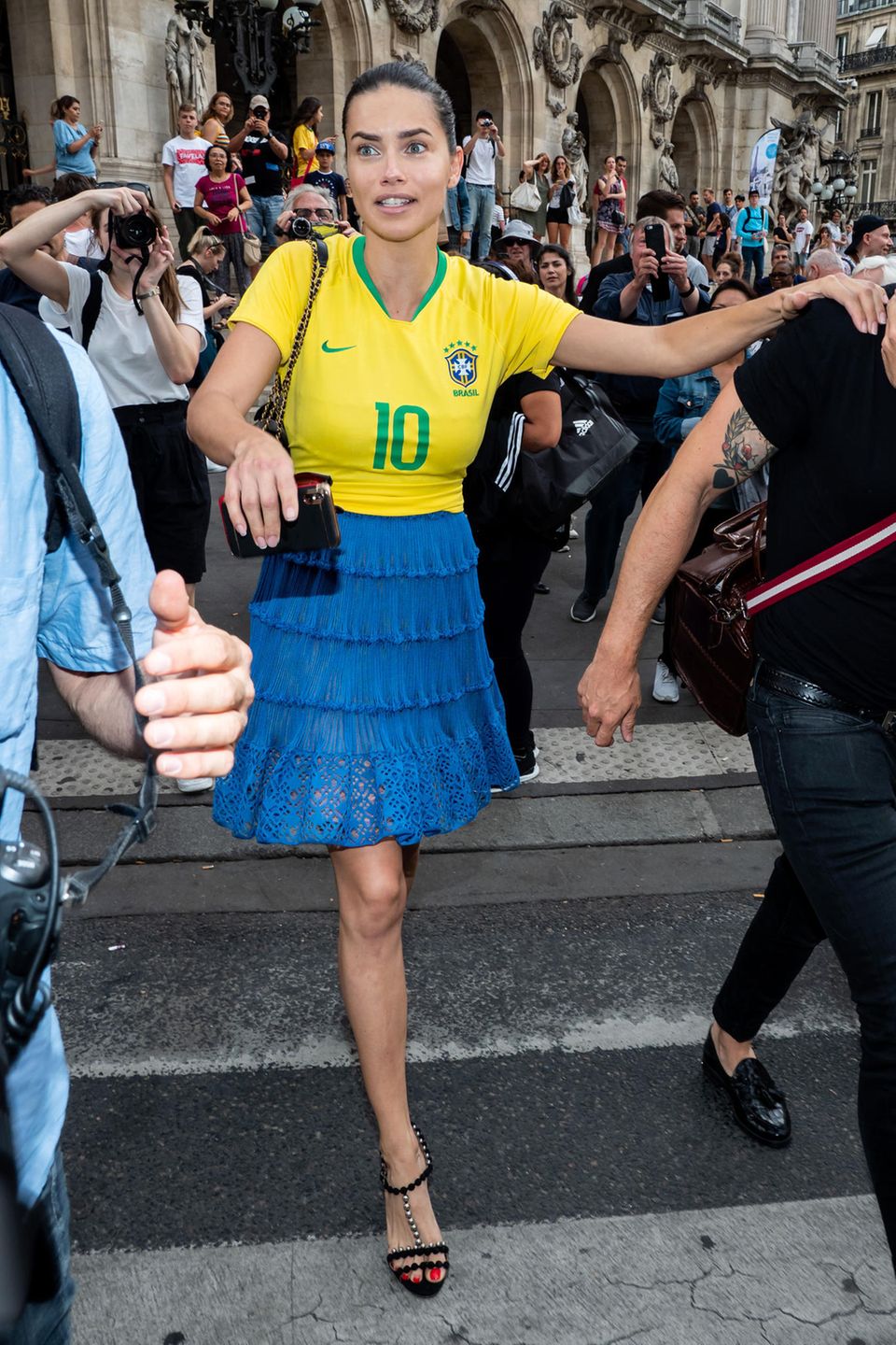 Adriana Lima lässt nach der Schiaparelli-Show keinen Zweifel daran, welchem Team sie bei der Fußball-WM die Daumen drückt.