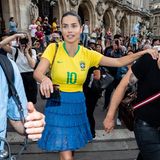 Adriana Lima lässt nach der Schiaparelli-Show keinen Zweifel daran, welchem Team sie bei der Fußball-WM die Daumen drückt.