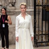 Die englische Schauspielerin Alice Eve zeigt sich elegant und sommerlich im cremefarbenen Kleid.