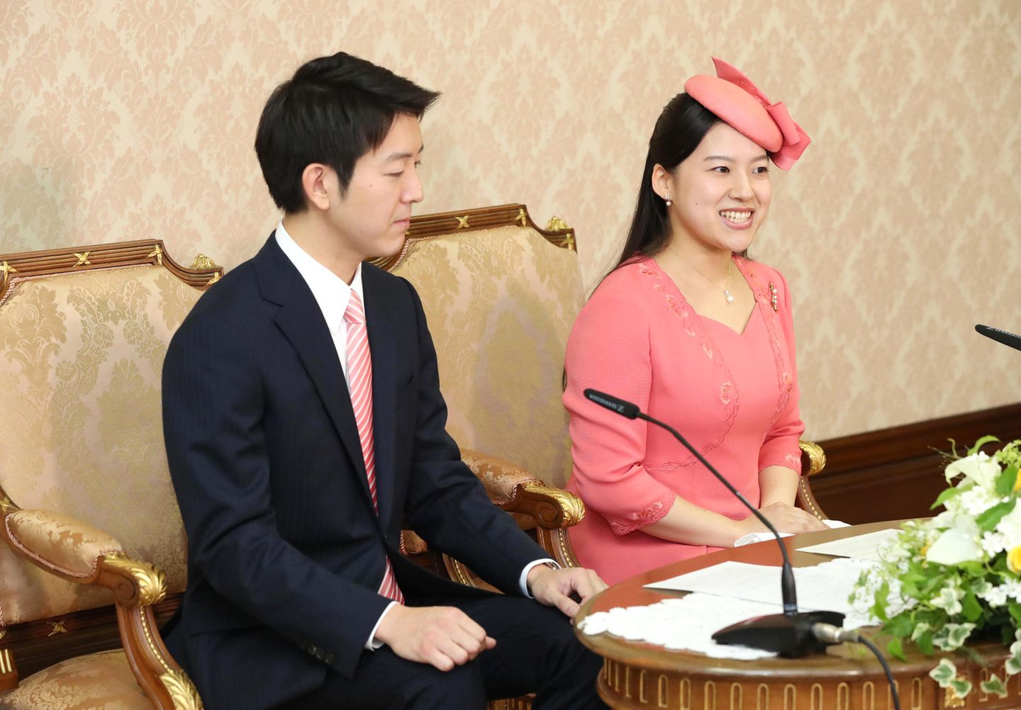 2. Juli 2018  Am 26. Juni wurde die Verlobung von Prinzessin Ayako und Kei Moriya bekannt. Nun geben die Prinzessin und der Geschäftsmann strahlend eine offizielle Pressekonferenz. Geheiratet wird am 29. Oktober beim Meiji-jingu Schrein in Tokio.