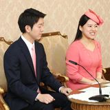 2. Juli 2018  Am 26. Juni wurde die Verlobung von Prinzessin Ayako und Kei Moriya bekannt. Nun geben die Prinzessin und der Geschäftsmann strahlend eine offizielle Pressekonferenz. Geheiratet wird am 29. Oktober beim Meiji-jingu Schrein in Tokio.