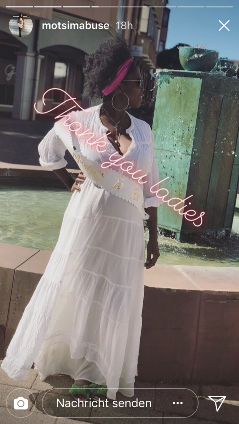 Motsi Mabuse in einem sommerlichen, weißen Kleid auf ihrer Baby-Shower.