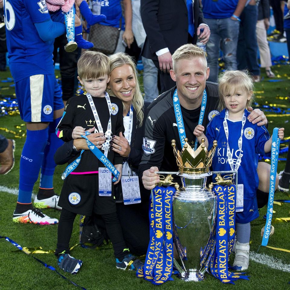Da freut sich die ganze Familie: Kasper Schmeichel mit Frau Stine und den Kindern Max (l.) und Isabella (r.) nachdem er am 7. Mai 2016 das Premier League Finale in Leicester gewonnen hat
