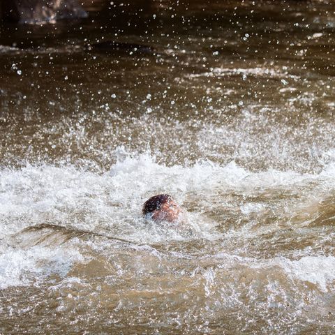 Junge im Fluss (Symbolbild)