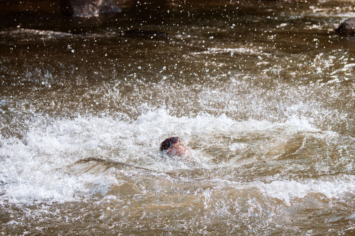 Held Wird Bestraft Mann Rettet Kleinen Jungen Aus Dem Fluss Doch Dann Folgt Der Schock Gala De