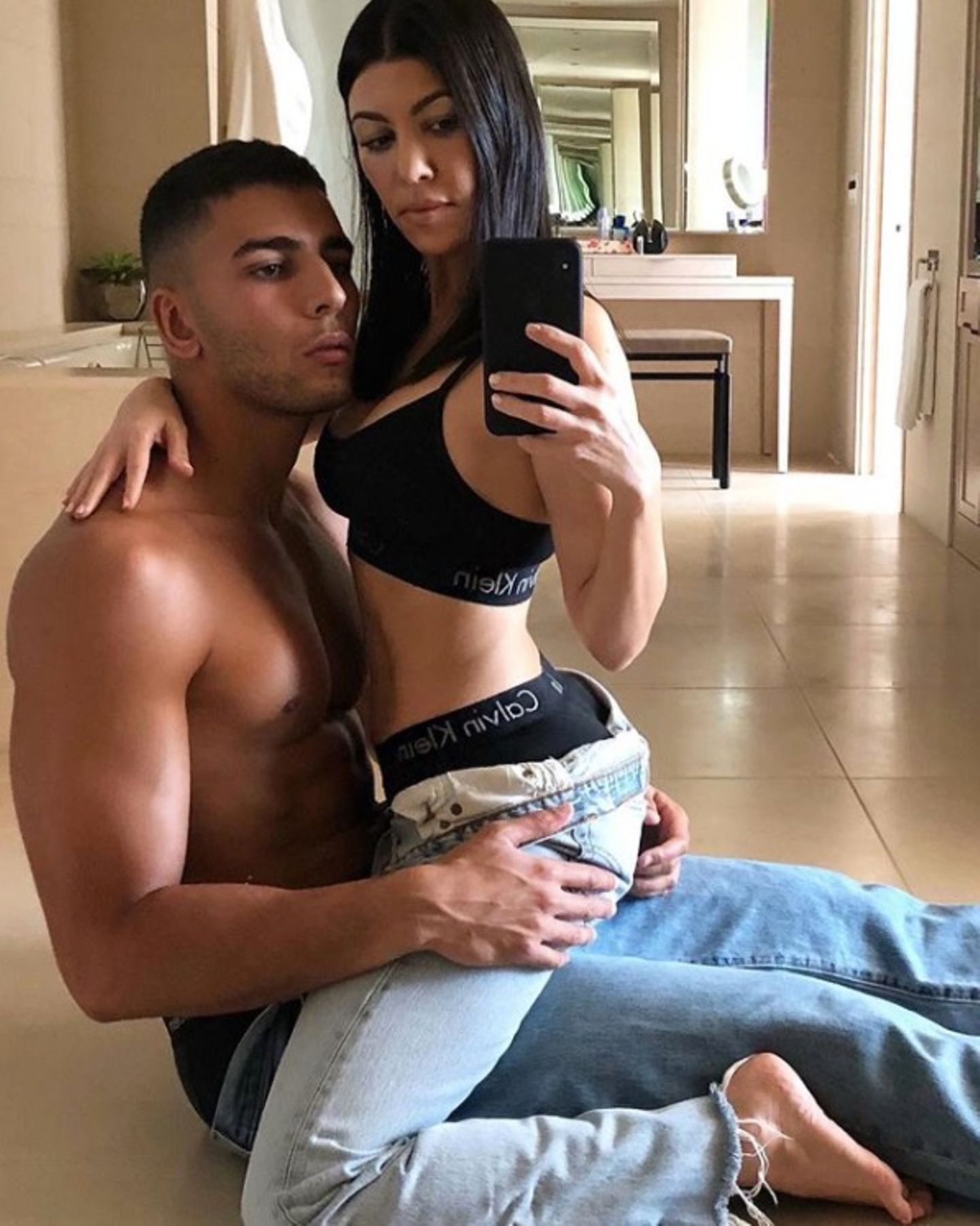 Reality-Sternchen Kourtney Kardashian zeigt ihren Toyboy nur selten: Younes Benjima ist Model und satte 15 Jahre jünger als seine berühmte Freundin. Der Altersunterschied dürfte ihn aber nicht stören, schließlich nimmt Kourtneys knackiger Body es mit jeder Mitte Zwanzigjährigen auf.