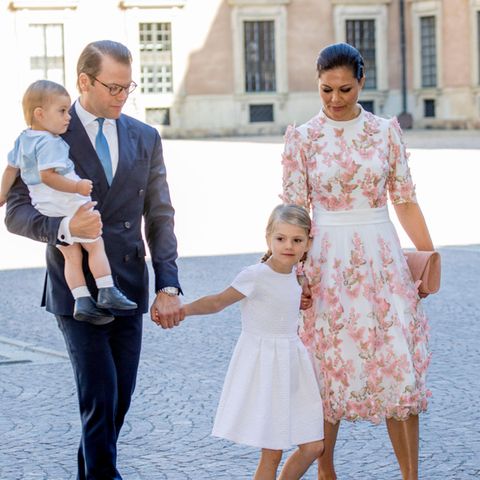 Prinz Daniel (mit Prinz Oscar auf dem Arm), Prinzessin Estelle und Prinzessin Victoria