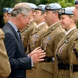 Als Prinz Charles britische Soldaten mit Auszeichnungen ehrt und dabei vor der jungen Dame mit viel Gestik zu den Verdiensten gratuliert, erwischt der Fotograf eine  prekäre Momentaufnahme, die der Prinz so ganz sicher nicht im Sinn gehabt hat.