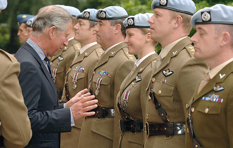 Als Prinz Charles britische Soldaten mit Auszeichnungen ehrt und dabei vor der jungen Dame mit viel Gestik zu den Verdiensten gratuliert, erwischt der Fotograf eine  prekäre Momentaufnahme, die der Prinz so ganz sicher nicht im Sinn gehabt hat.