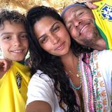 "Los, Brasilien", postet das brasilianische Model Camila Alves. Sohn Levi und Ehemann Matthew McConaughey unterstützen sie tatkräftig.