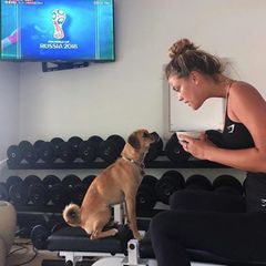 Supermodel Nina Agdal und ihr Hund Daisy bei ihrer morgendlichen Routine: Über die FIFA reden und Wetten abschließen.