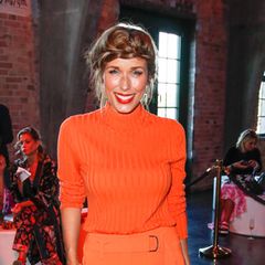 Bei der Show von Marc Cain im Rahmen der Berlin Fashion Week setzt Annemarie Carpendale nicht nur auf die heißeste Trendfarbe des Sommers, sondern liefert zudem noch Frisuren-Inspirationen für das Oktoberfest. 