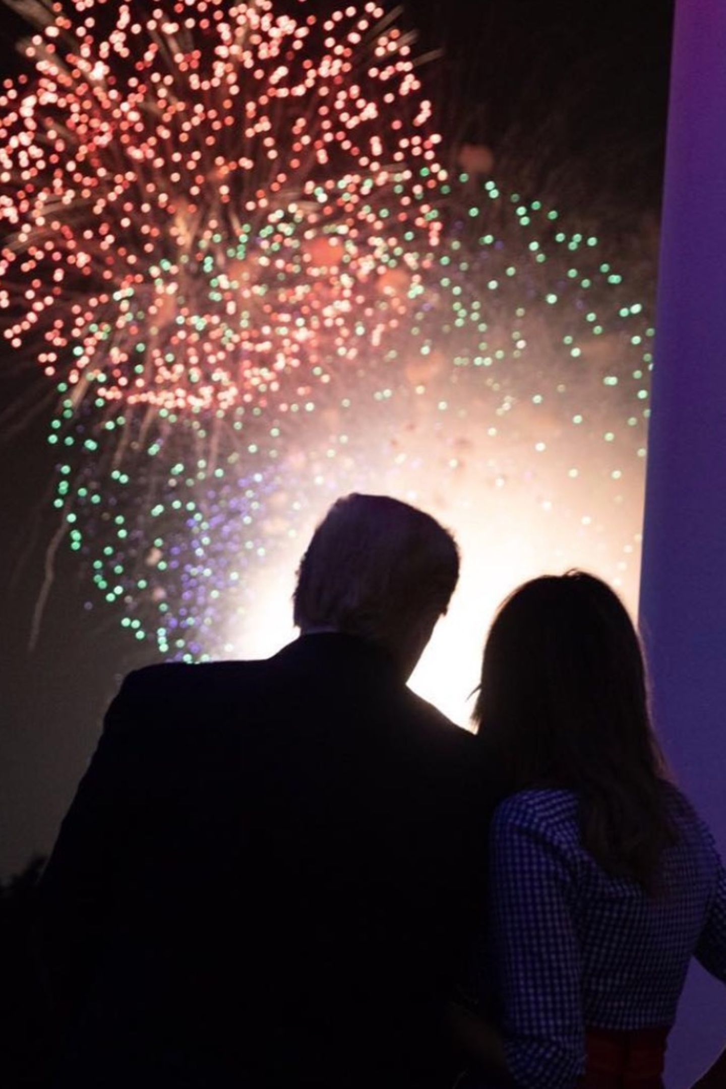 4. Juli 2018  Kein Unabhängigkeitstag ohne Feuerwerk: Donald und Melania Trump schauen sich das Farbenspiel am Himmel vom Balkon des Weißen Hauses an.