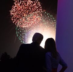 4. Juli 2018  Kein Unabhängigkeitstag ohne Feuerwerk: Donald und Melania Trump schauen sich das Farbenspiel am Himmel vom Balkon des Weißen Hauses an.