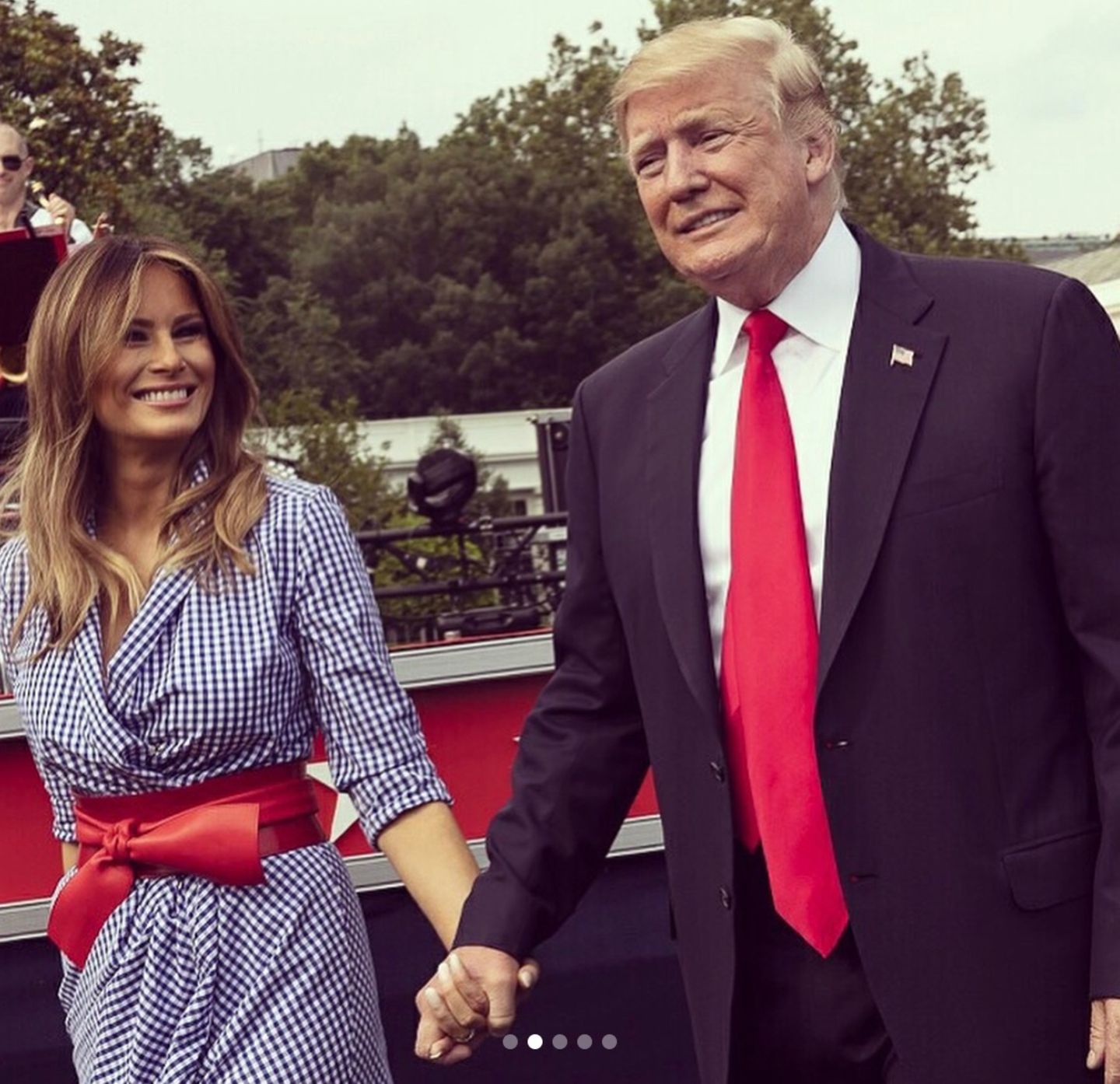 4. Juli 2018  "The Look of Love" (zu Deutsch: Der Blick der Liebe) könnte der Titel dieses Bildes von Melania und Donald Trump sein - und das ist etwas Besondere: Zeigt sich Melania sonst eher unterkühlt und kontrolliert an der Seite ihres Mannes, scheint dieses glückliche und ungezwungene Lächeln von Herzen zu kommen. Zusammen feiert das Paar mit Gästen im Weißen Haus den Unabhängigkeitstag der USA, den wichtigsten Feiertag des Landes. 